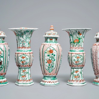 Une garniture de cinq vases en porcelaine de Chine famille verte, Kangxi