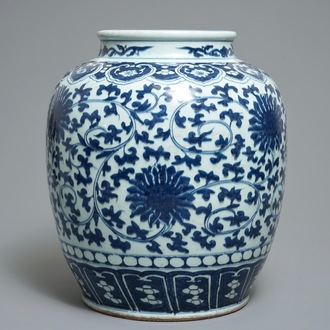 Een Chinese blauwwitte pot met decor van lotusslingers, 19e eeuw