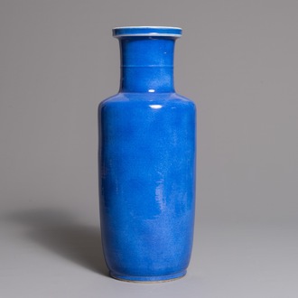 Un vase de forme rouleau en porcelaine de Chine monochrome bleu poudré, Kangxi