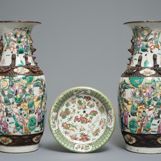 Une paire de vases en porcelaine dit "de Nankin" et une coupe en porcelaine famille verte de Canton, 19ème