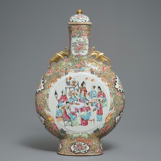 Un grand vase couvert en forme de lune en porcelaine de Chine famille rose de Canton, 19ème