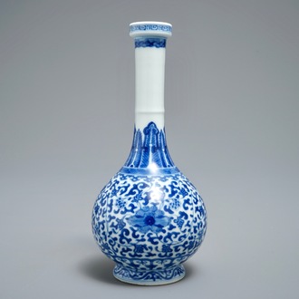 Un vase de forme bouteille en porcelaine de Chine bleu et blanc, marque de Yongzheng, 19/20ème