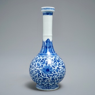 Een Chinese blauwwitte flesvormige vaas met floraal decor, Yongzheng merk, 19/20e eeuw