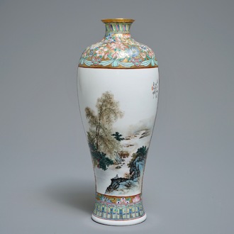 Un vase en porcelaine de Chine famille rose coquille d'oeuf, 20ème