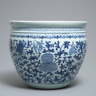 Un aquarium en porcelaine de Chine bleu et blanc aux chauves-souris et fleurs, 19ème