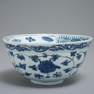 Un bol en porcelaine de Chine bleu et blanc aux rinceaux de lotus, Jiajing