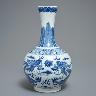 Een Chinese blauwwitte flesvormige vaas met draken, 19/20e eeuw