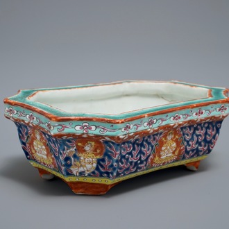 十九世纪  粉彩瓷花盆  