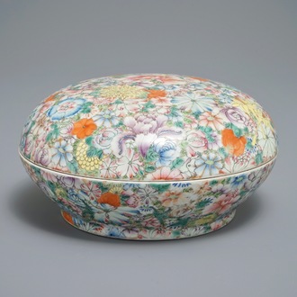Une boîte couverte en porcelaine de Chine famille rose à décor millefleurs, marque de Qianlong, 19/20ème