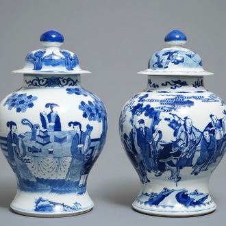 Twee Chinese blauwwitte dekselvazen met decor van figuren, 19e eeuw