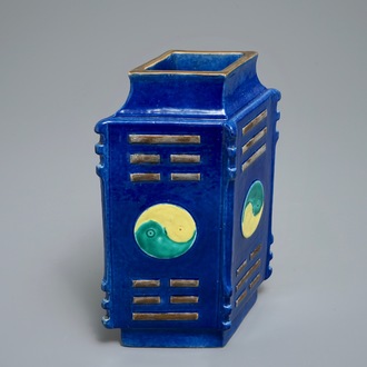 Un vase de type cong en forme de losange en porcelaine de Chine à fond bleu, 19ème