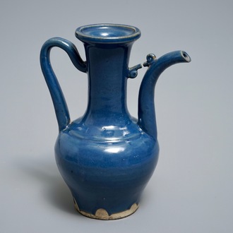 Une verseuse en porcelaine de Chine bleu monochrome, 19ème