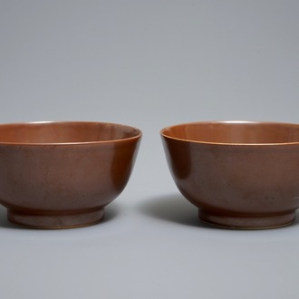 Une paire de bols en porcelaine de Chine brun capucin, marque et époque de Qianlong