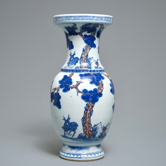 Un vase en porcelaine de Chine famille rose bleu, blanc et rouge de fer, 19/20ème