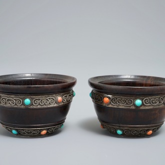 Une paire de bols en bois à monture en argent incrusté de turquoise et corail, Tibet, 19ème