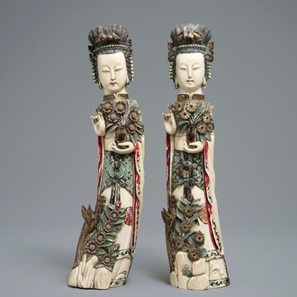 Une paire de figures de femmes en ivoire polychromes, Chine, 1ère moitié du 20ème