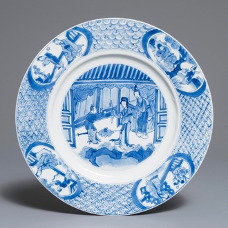 Un plat en porcelaine de Chine bleu et blanc, marque et époque de Kangxi