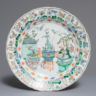 Un grand plat en porcelaine de Chine famille verte à décor 'Les trois amis de l'hiver', Kangxi