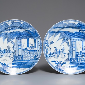 Een paar Chinese blauwwitte schotels met scène uit "De Romance van de Westelijke Kamer", Yongzheng