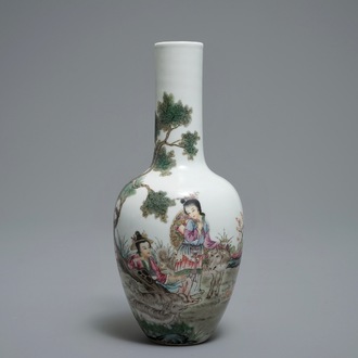 Un vase en porcelaine de Chine famille rose à décor de bergères, marque de Qianlong, 20ème