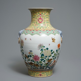 Un vase de forme hu en porcelaine de Chine famille rose à décor de cailles, marque de Jiaqing, 19/20ème