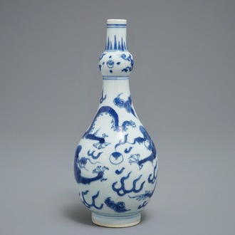 Un vase en porcelaine de Chine bleu et blanc à décor de dragons, époque Transition