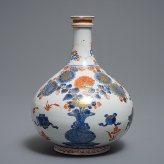 Een fraaie Chinese Imari-stijl flesvormige vaas, Kangxi