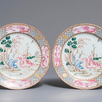 Une paire d'assiettes en porcelaine de Chine famille rose à décor mythologique d'Acis et Galatéa, Qianlong
