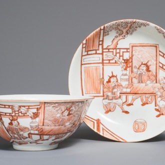 Un bol et une assiette en porcelaine de Chine rouge de fer figurant les dieux des étoiles, 19/20ème