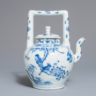 Un pot à vin et son couvercle en porcelaine de Chine bleu et blanc à décor raffiné, époque Transition