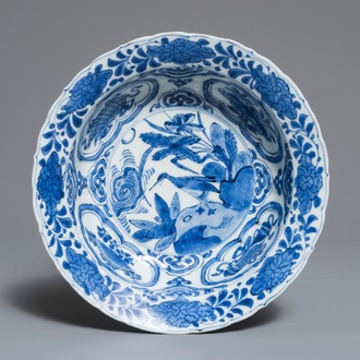 Un bol de type klapmuts en porcelaine de Chine bleu et blanc, Wanli