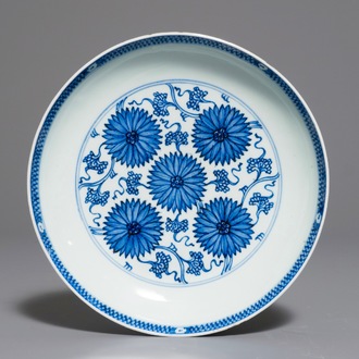 Une assiette en porcelaine de Chine bleu et blanc, Kangxi/Yongzheng