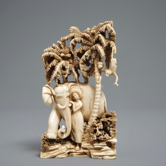 Un groupe en ivoire sculpté figurant une femme auprès d'un éléphant, 1ère moitié du 20ème