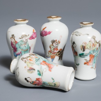Deux paires de vases miniatures de forme meiping en porcelaine de Chine famille rose, 19ème
