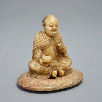 Une figure d'un homme assis sur socla à inscription en pierre de savon de Shoushan sculpté, Chine, 19/20ème