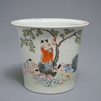 Un pot à fleurs en porcelaine de Chine famille rose à décor de garçons jouants, République, 20ème