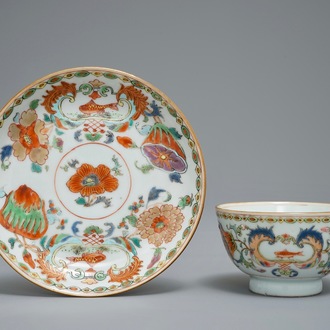 Une tasse et soucoupe en porcelaine de Chine famille rose à décor 'Pompadour', Qianlong, vers 1745