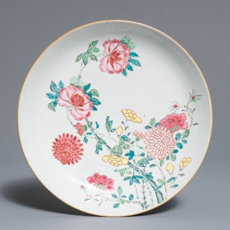 A fine Chinese famille rose plate with floral design, ex-coll. August the Strong, Yongzheng/Qianlong