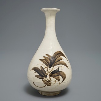 Een Chinese cizhou vaas met floraal decor, wellicht Song