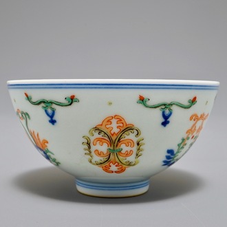 Un bol en porcelaine de Chine doucai, République, 20ème