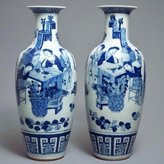 Une paire de vases en porcelaine de Chine bleu et blanc à décor de femmes assises, 19ème
