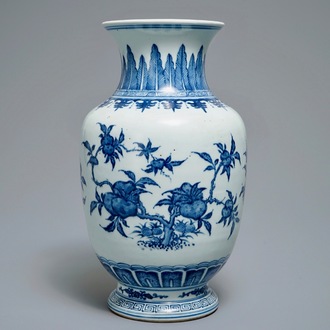 Een Chinese blauwwitte vaas met 'sanduo' decor, 19/20e eeuw
