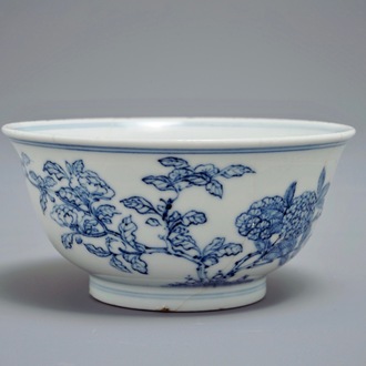 Un bol en porcelaine de Chine bleu et blanc à décor de fleurs et papillons, marque et époque de Yongzheng