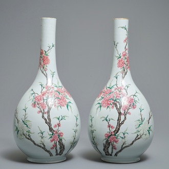 Une paire de grands vases de forme bouteille en porcelaine de Chine famille rose, 19/20ème