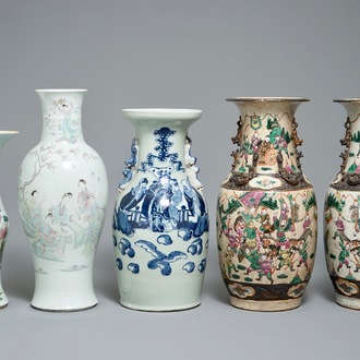 Cinq vases en porcelaine de Chine famille rose et bleu et blanc, 19/20ème
