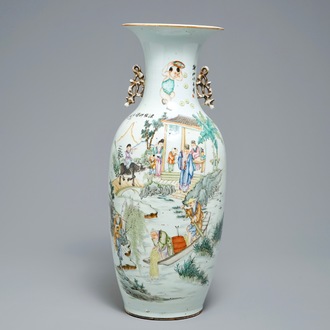 Un vase en porcelaine de Chine famille rose à double décor, 19/20ème