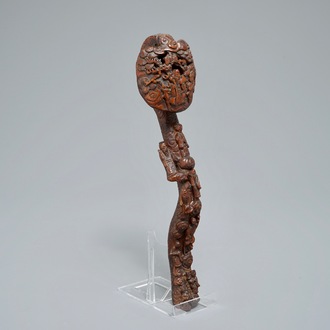 Een Chinese houten ruyi scepter met reliëfdecor, 19/20e eeuw