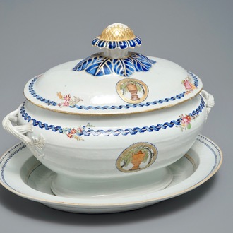 Une terrine couverte sur présentoir en porcelaine de Chine à décor 'L’urne mystérieuse', Qianlong/Jiaqing