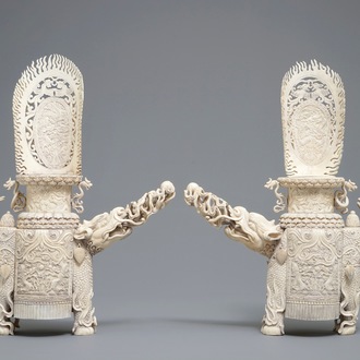 Une paire de modèles de qilin en ivoire sculpté, Chine, 19ème