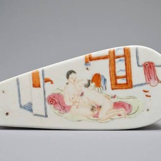 Une chaussure miniature en porcelaine de Chine à fond corail à décor erotique en famille rose, 19/20ème